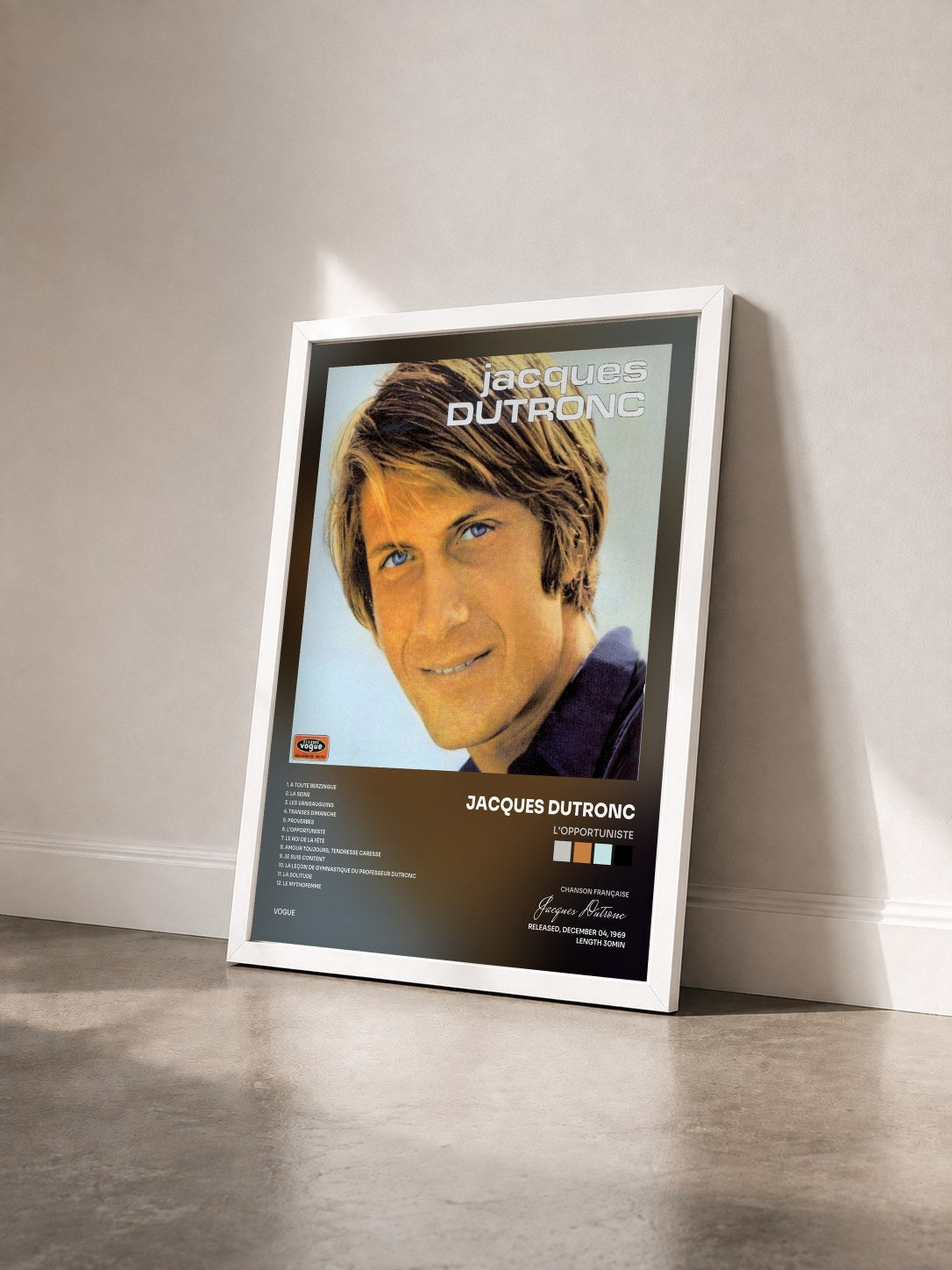#blanc Tableau de l'album L'opportuniste de Jacques Dutronc vu de trois quarts, cadre blanc