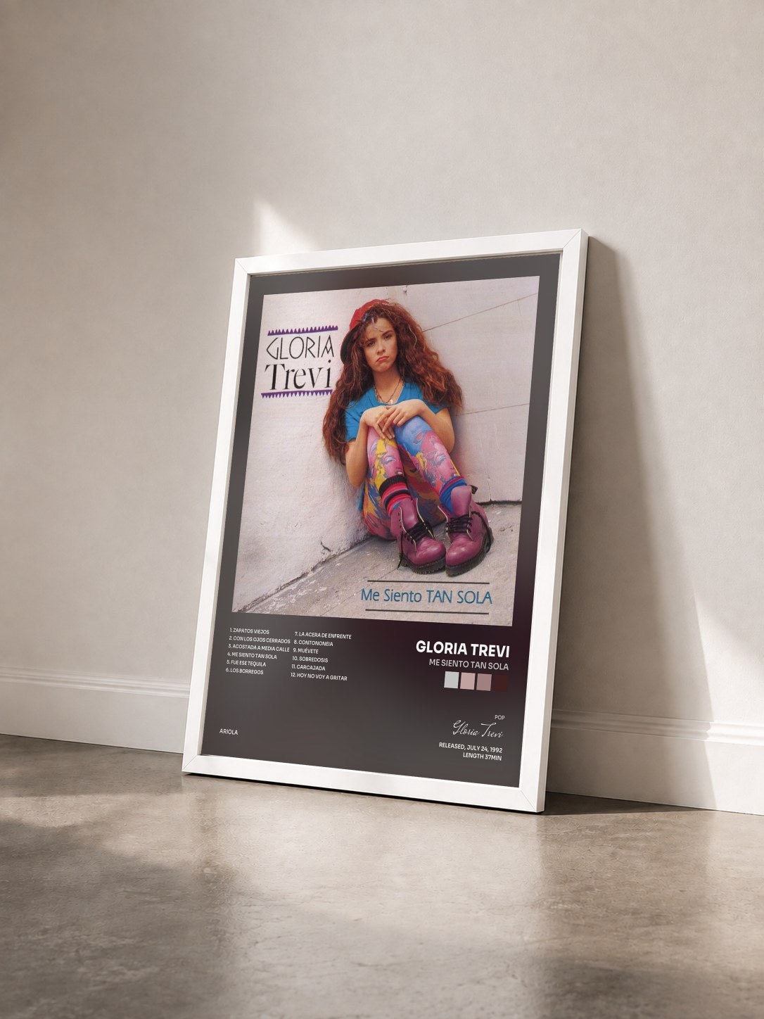 #blanc Tableau de l'album Me Siento Tan Sola de Gloria Trevi vu de trois quarts, cadre blanc