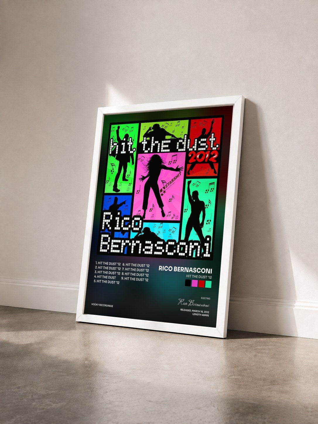 #blanc Tableau de l'album Hit the Dust '12 de Rico Bernasconi vu de trois quarts, cadre blanc