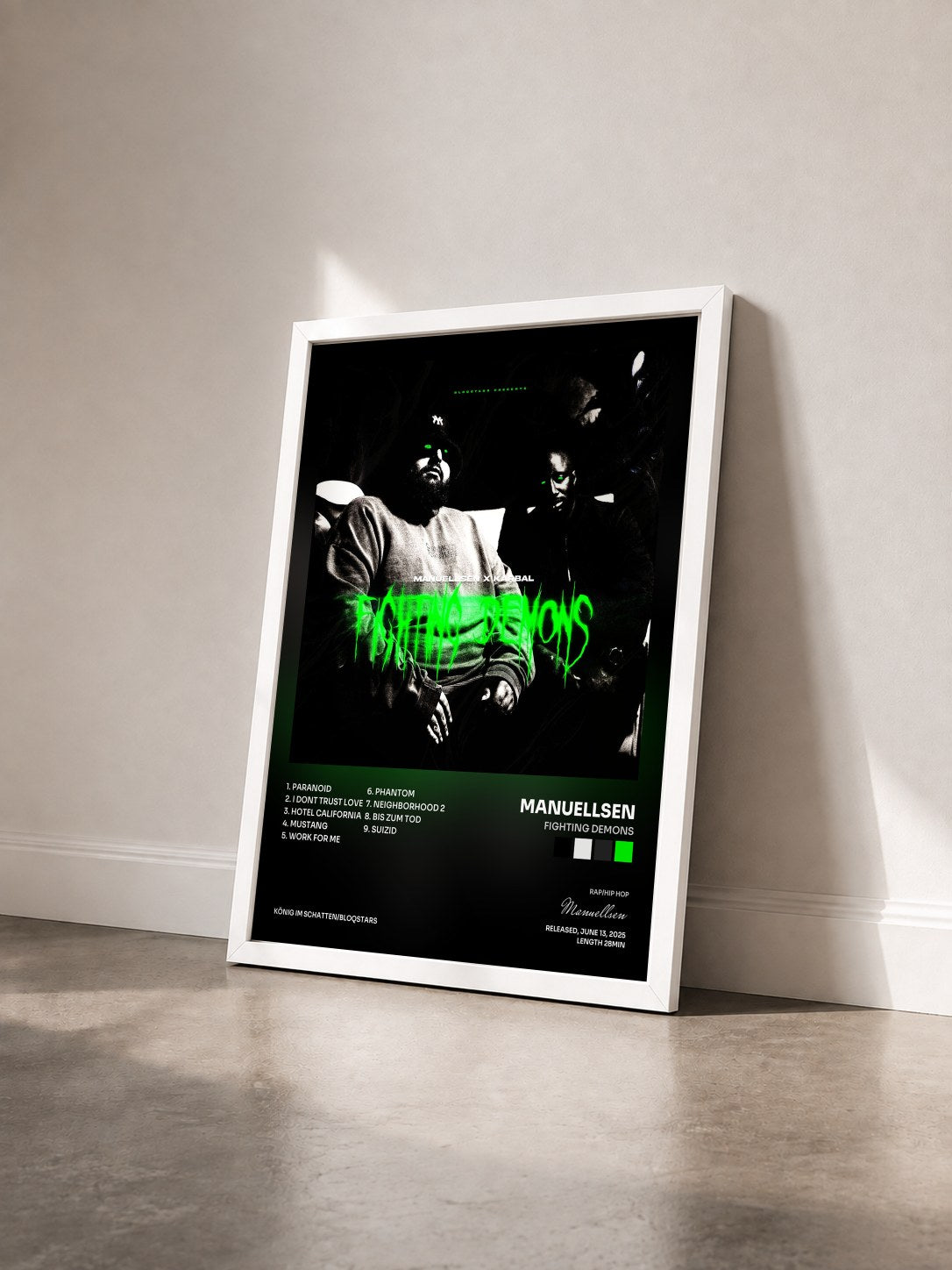 #blanc Tableau de l'album Fighting Demons de Manuellsen vu de trois quarts, cadre blanc