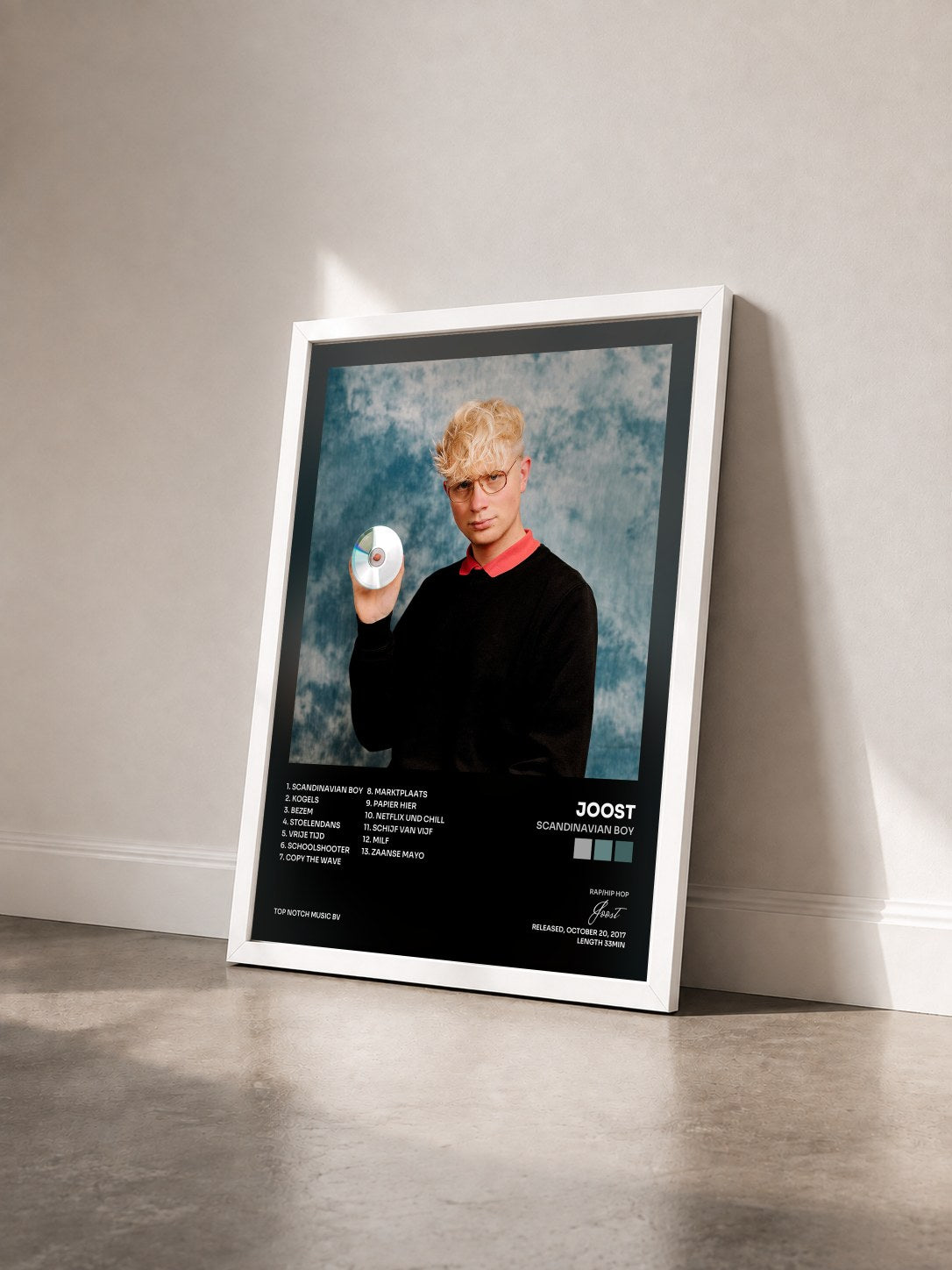 #blanc Tableau de l'album Scandinavian Boy de Joost vu de trois quarts, cadre blanc