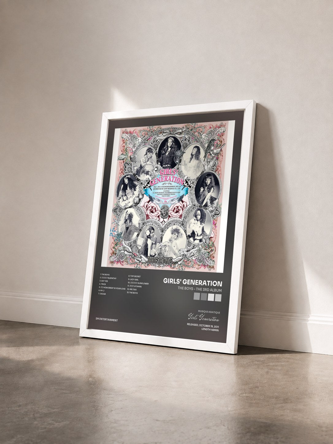 #blanc Tableau de l'album The Boys - The 3rd Album de Girls' Generation vu de trois quarts, cadre blanc