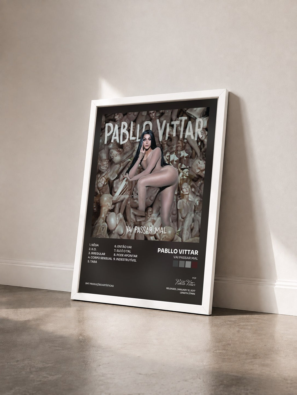 #blanc Tableau de l'album Vai Passar Mal de Pabllo Vittar vu de trois quarts, cadre blanc