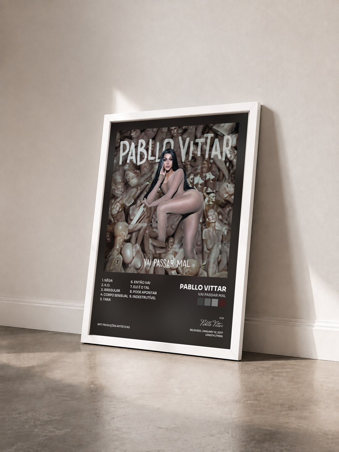#blanc Tableau de l'album Vai Passar Mal de Pabllo Vittar vu de trois quarts, cadre blanc