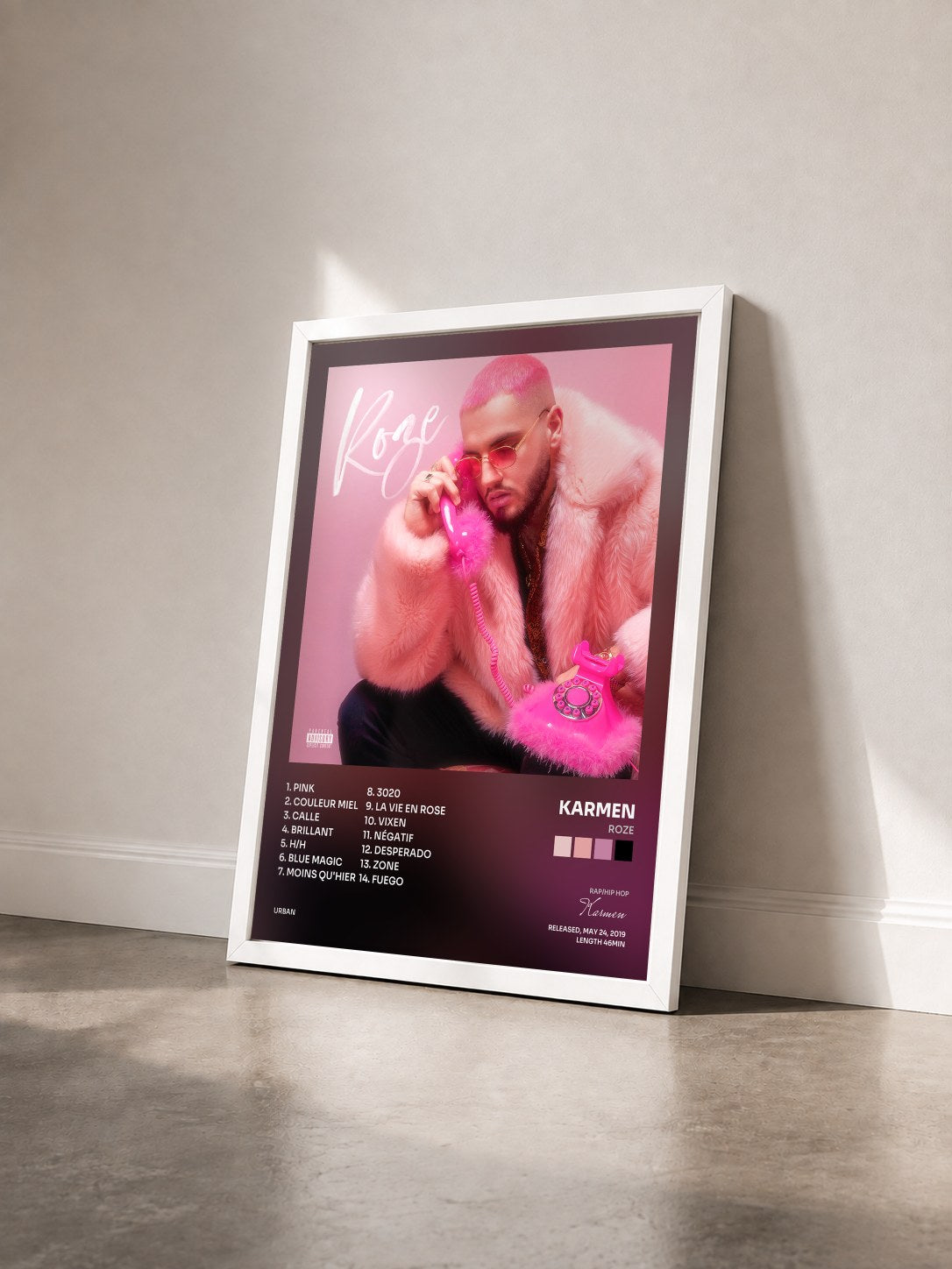 #blanc Tableau de l'album Roze de Karmen vu de trois quarts, cadre blanc