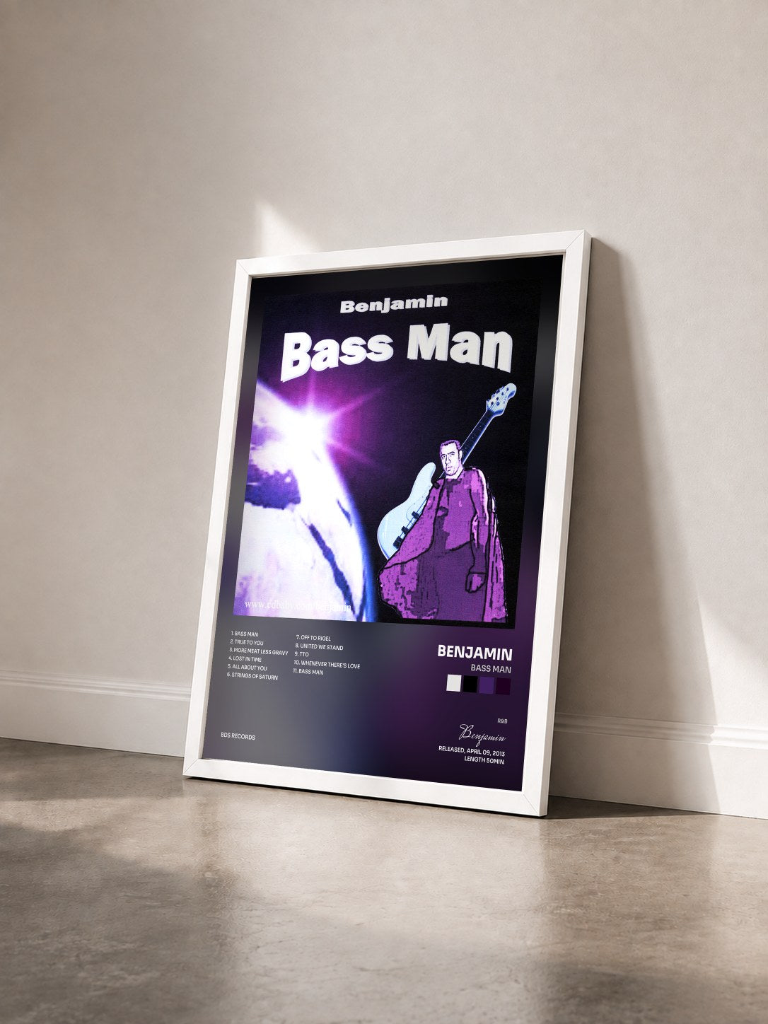 #blanc Tableau de l'album Bass Man de Benjamin vu de trois quarts, cadre blanc
