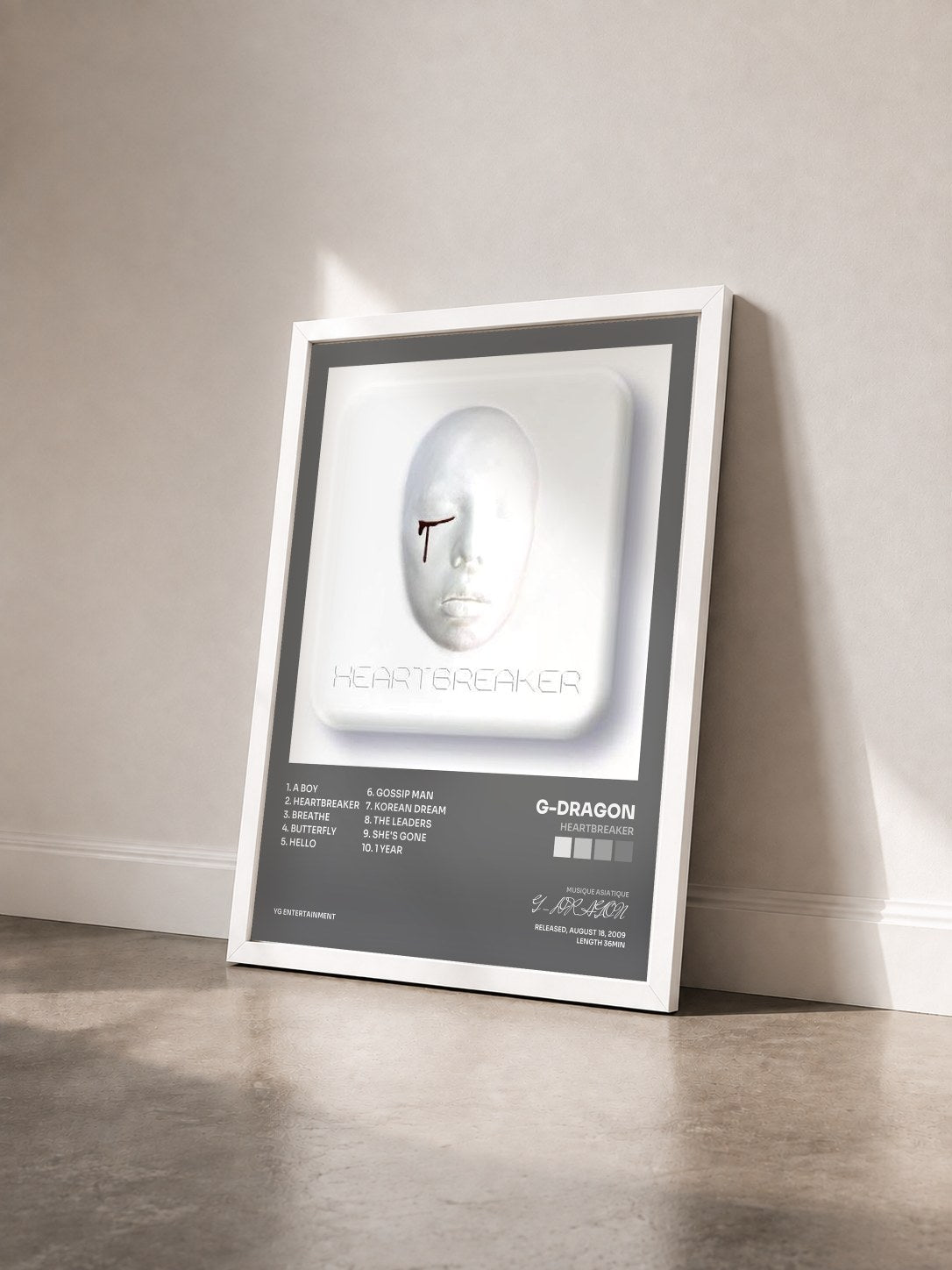 #blanc Tableau de l'album Heartbreaker de G-DRAGON vu de trois quarts, cadre blanc