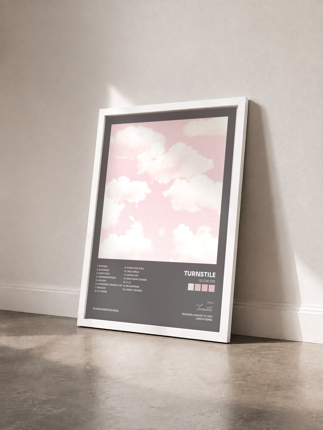 #blanc Tableau de l'album GLOW ON de Turnstile vu de trois quarts, cadre blanc