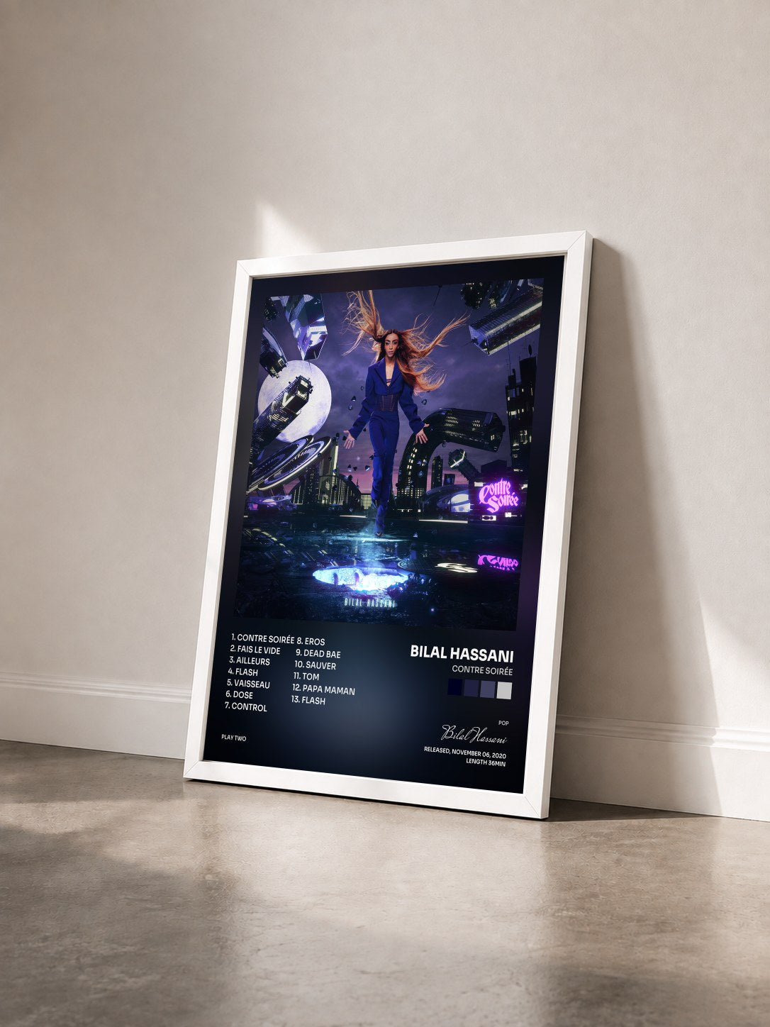 #blanc Tableau de l'album Contre soirée de Bilal Hassani vu de trois quarts, cadre blanc