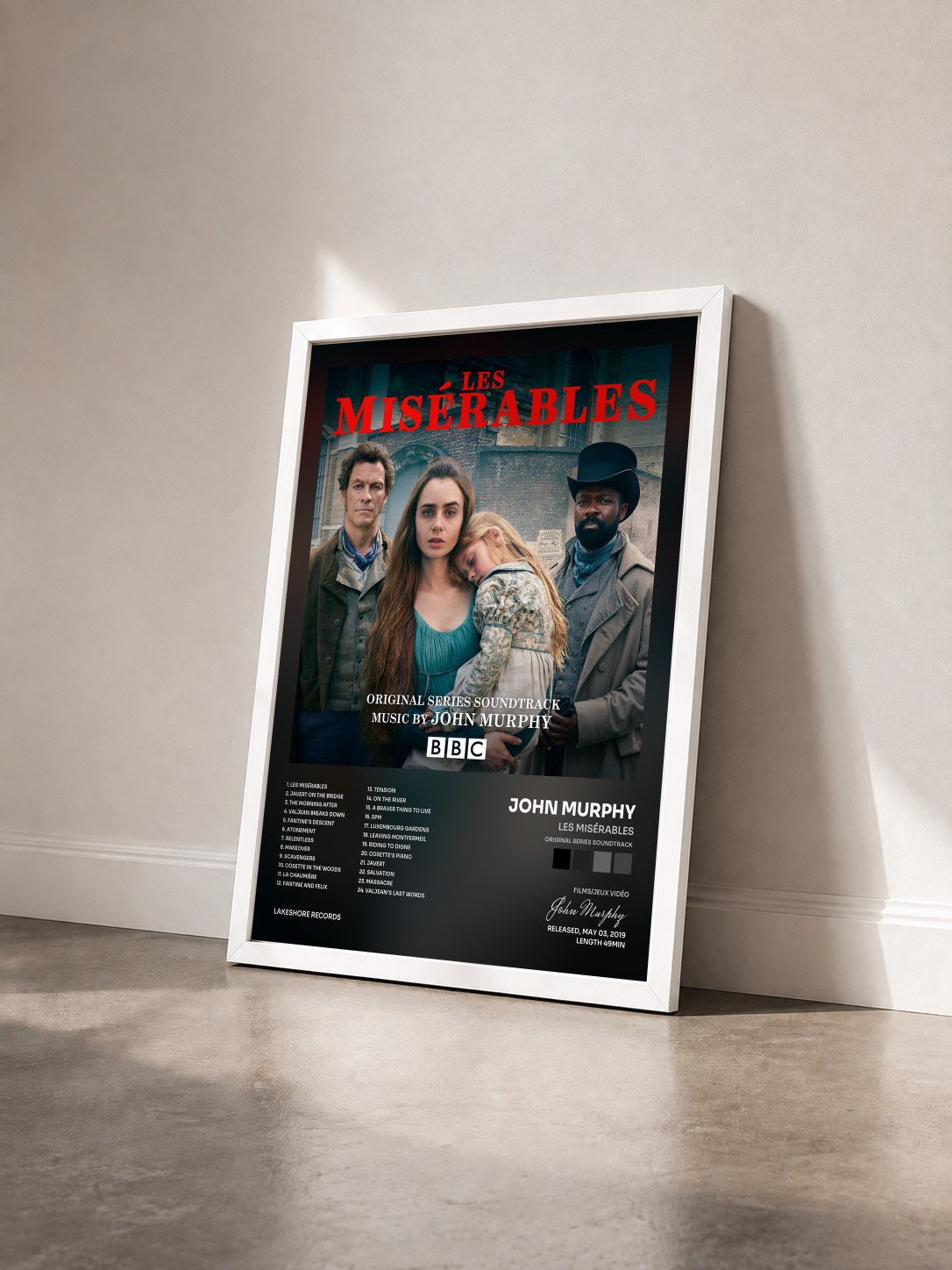 #blanc Tableau de l'album Les Misérables (Original Series Soundtrack) de John Murphy vu de trois quarts, cadre blanc