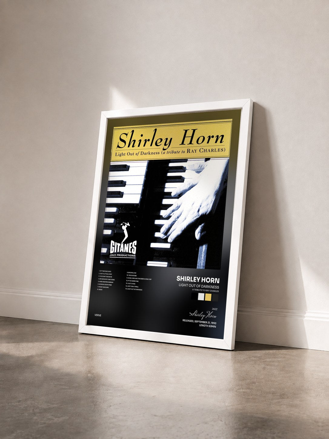 #blanc Tableau de l'album Light Out Of Darkness (A Tribute To Ray Charles) de Shirley Horn vu de trois quarts, cadre blanc