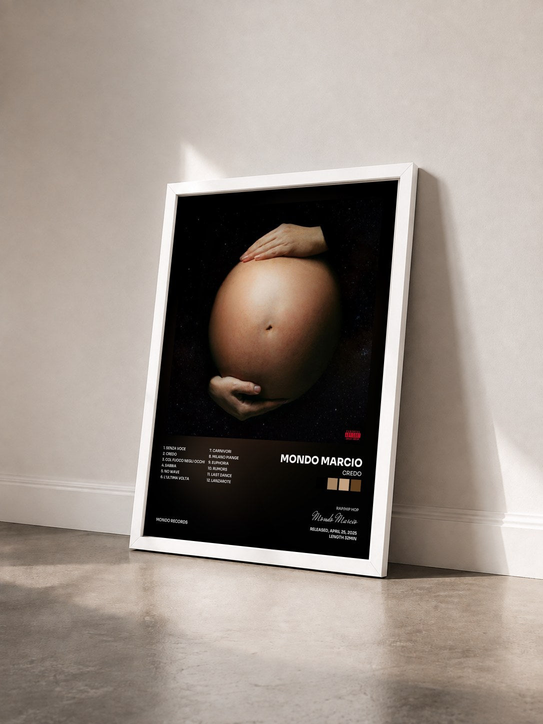 #blanc Tableau de l'album CREDO de Mondo Marcio vu de trois quarts, cadre blanc