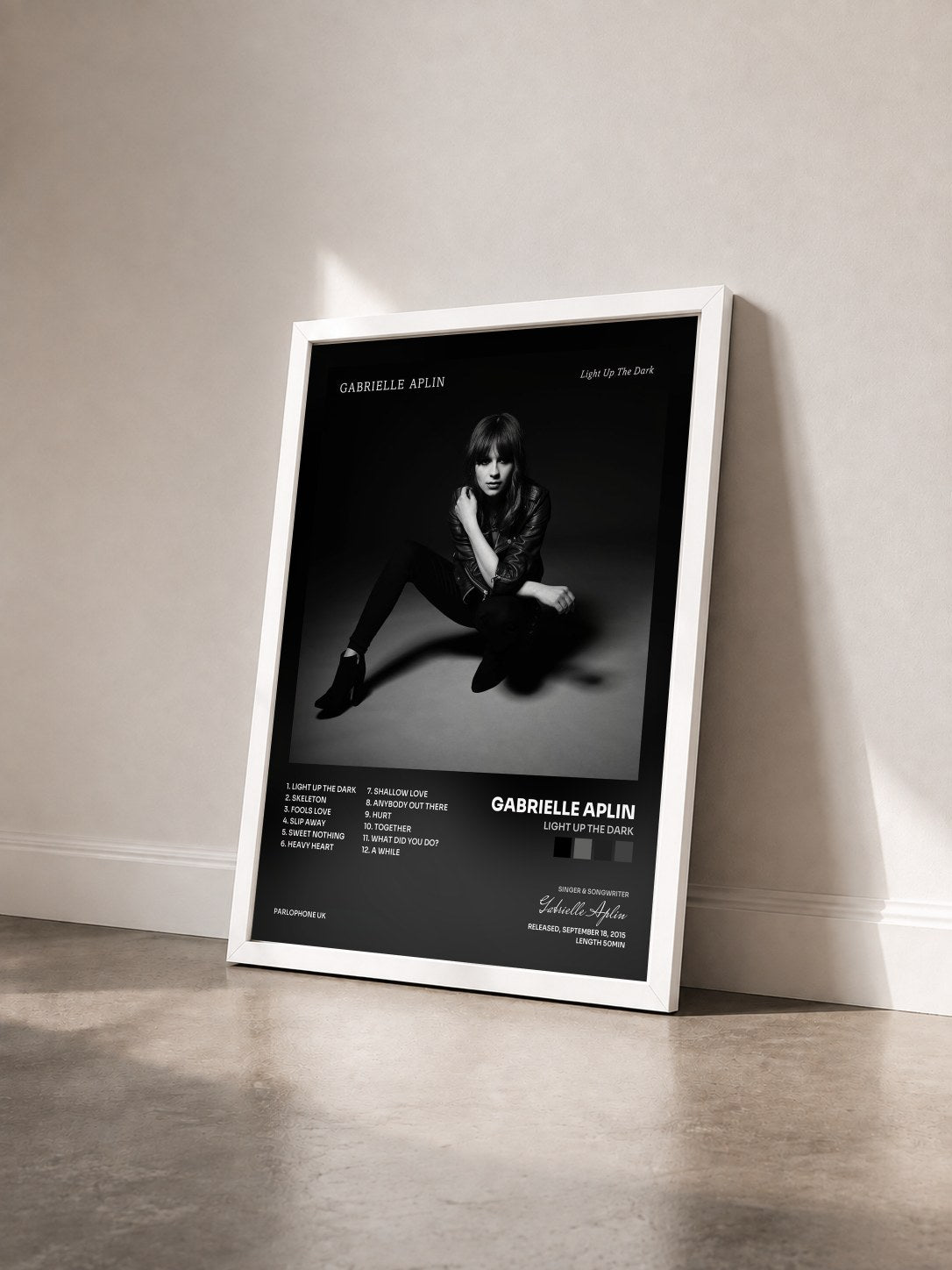 #blanc Tableau de l'album Light up the Dark de Gabrielle Aplin vu de trois quarts, cadre blanc