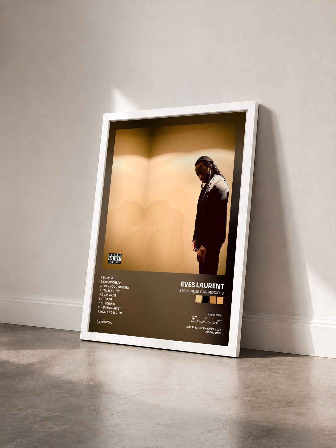 #blanc Tableau de l'album Zeg Minder Dan Nodig Is de Eves Laurent vu de trois quarts, cadre blanc