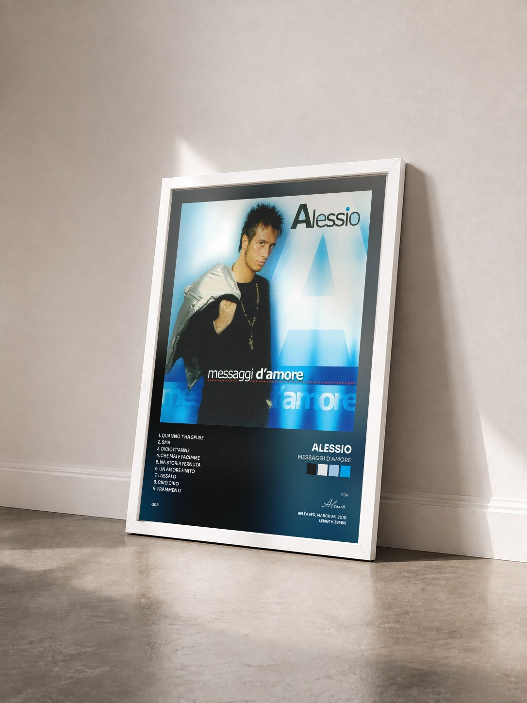 #blanc Tableau de l'album Messaggi d'amore de Alessio vu de trois quarts, cadre blanc