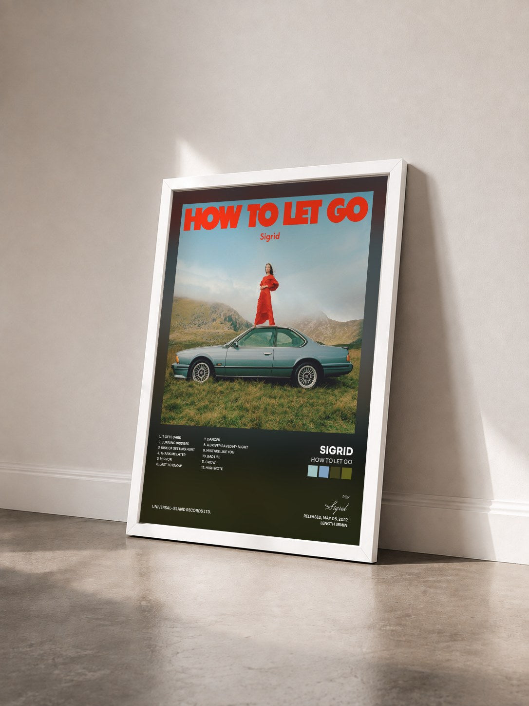 #blanc Tableau de l'album How To Let Go de Sigrid vu de trois quarts, cadre blanc