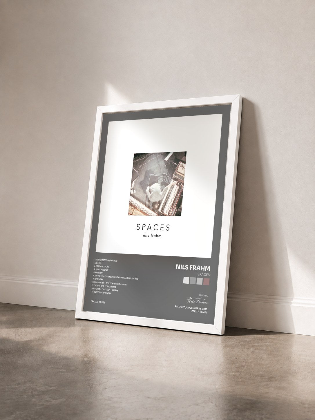 #blanc Tableau de l'album Spaces de Nils Frahm vu de trois quarts, cadre blanc