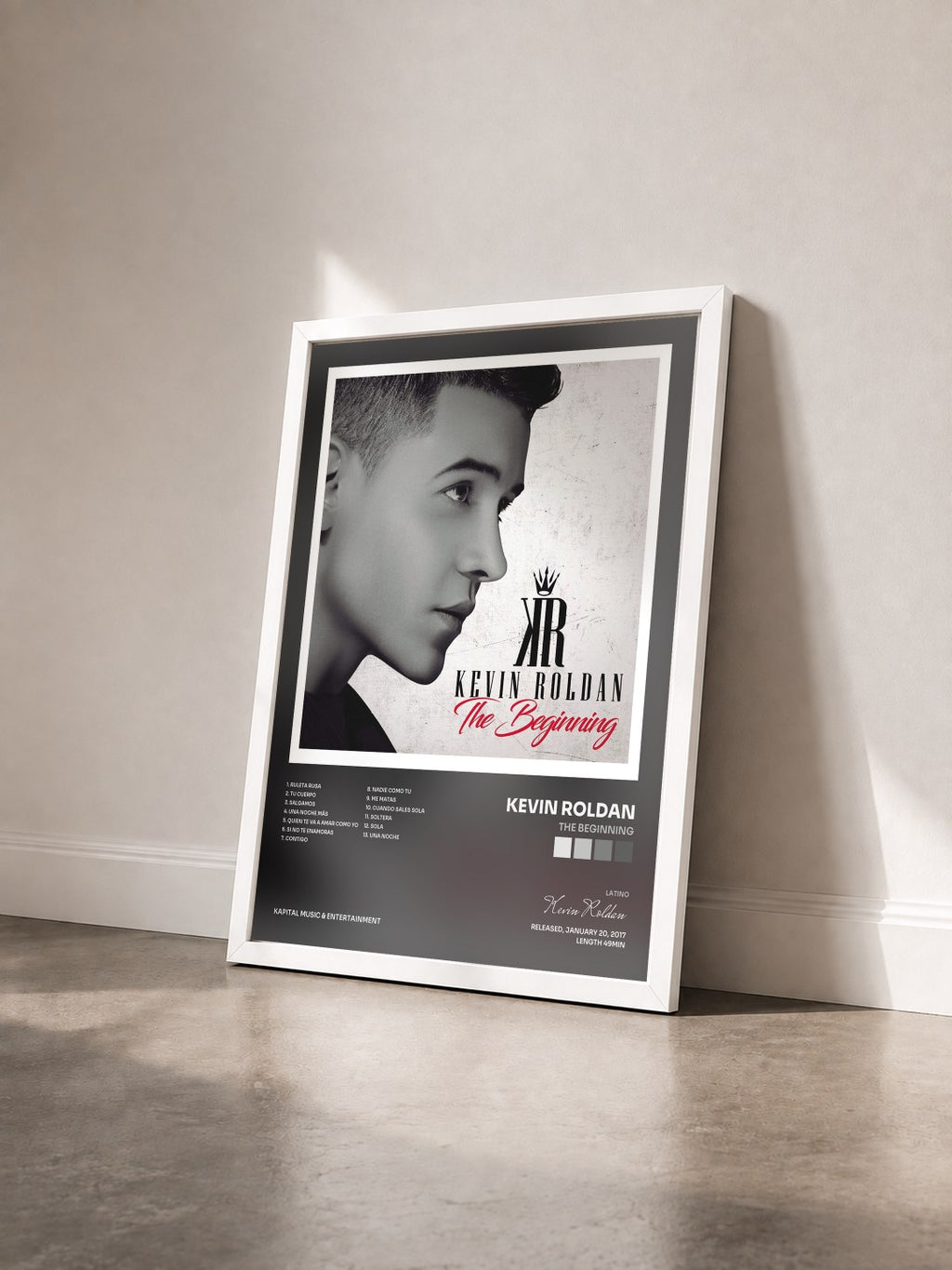 #blanc Tableau de l'album The Beginning de Kevin Roldan vu de trois quarts, cadre blanc