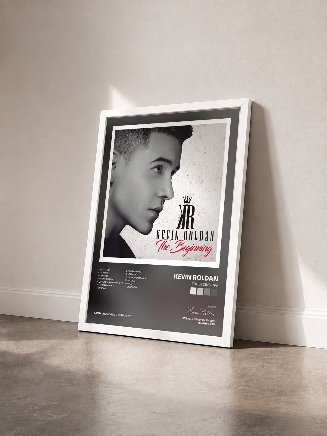 #blanc Tableau de l'album The Beginning de Kevin Roldan vu de trois quarts, cadre blanc