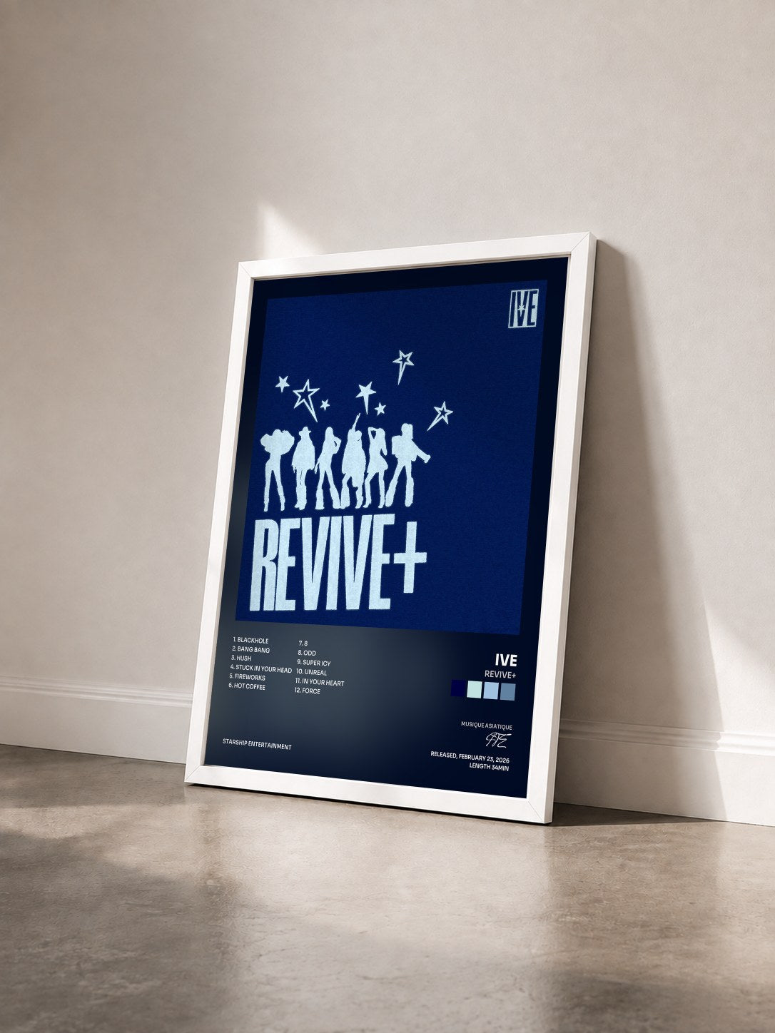#blanc Tableau de l'album REVIVE+ de IVE vu de trois quarts, cadre blanc