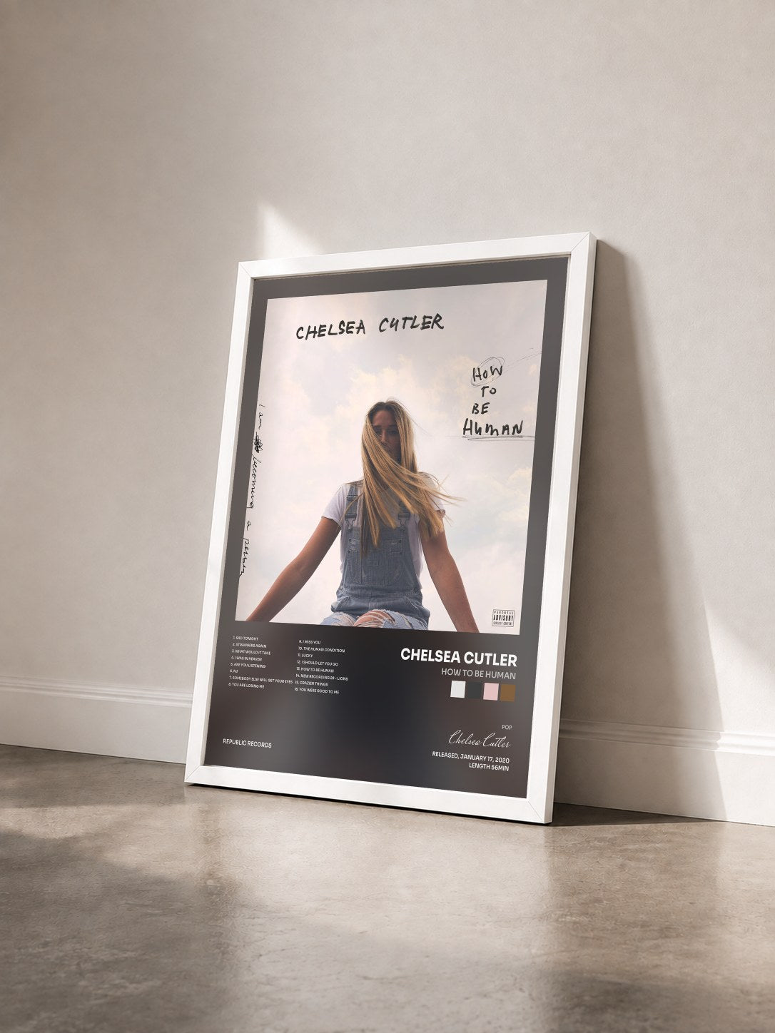 #blanc Tableau de l'album How To Be Human de Chelsea Cutler vu de trois quarts, cadre blanc