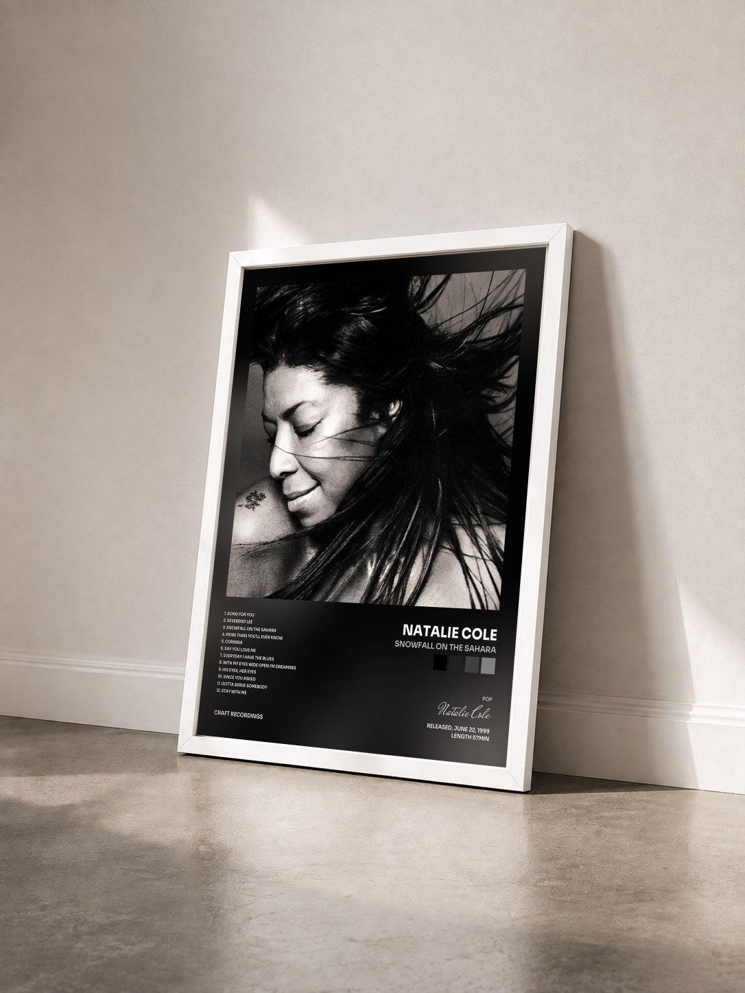 #blanc Tableau de l'album Snowfall On The Sahara de Natalie Cole vu de trois quarts, cadre blanc
