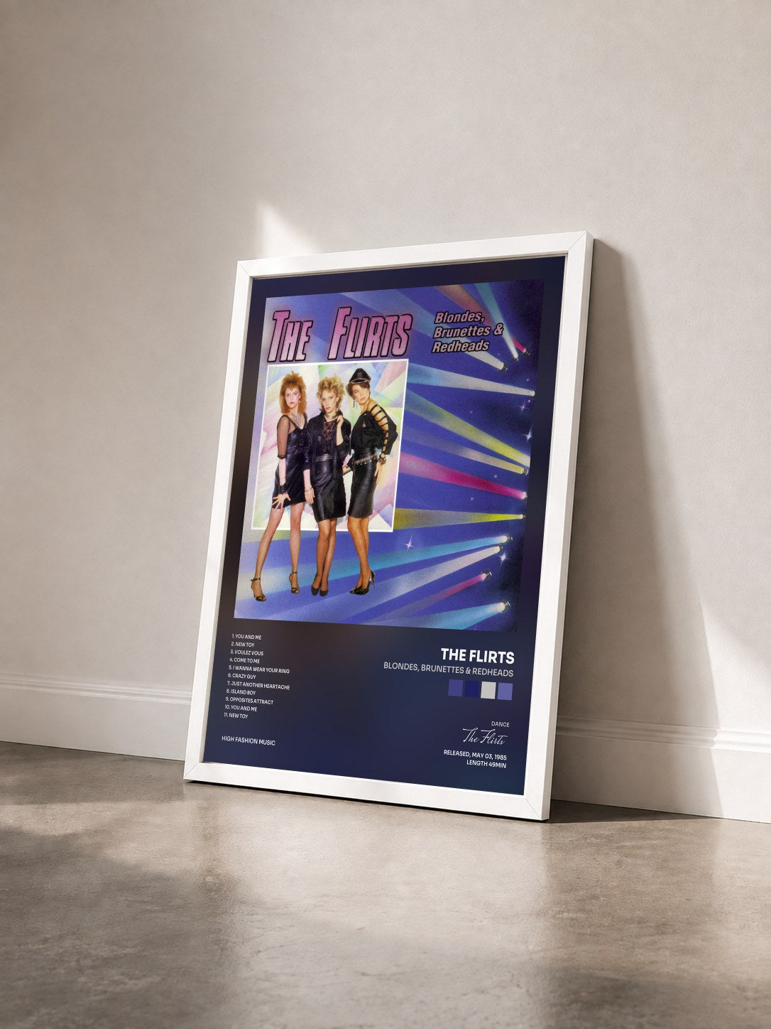 #blanc Tableau de l'album Blondes, Brunettes & Redheads de The Flirts vu de trois quarts, cadre blanc