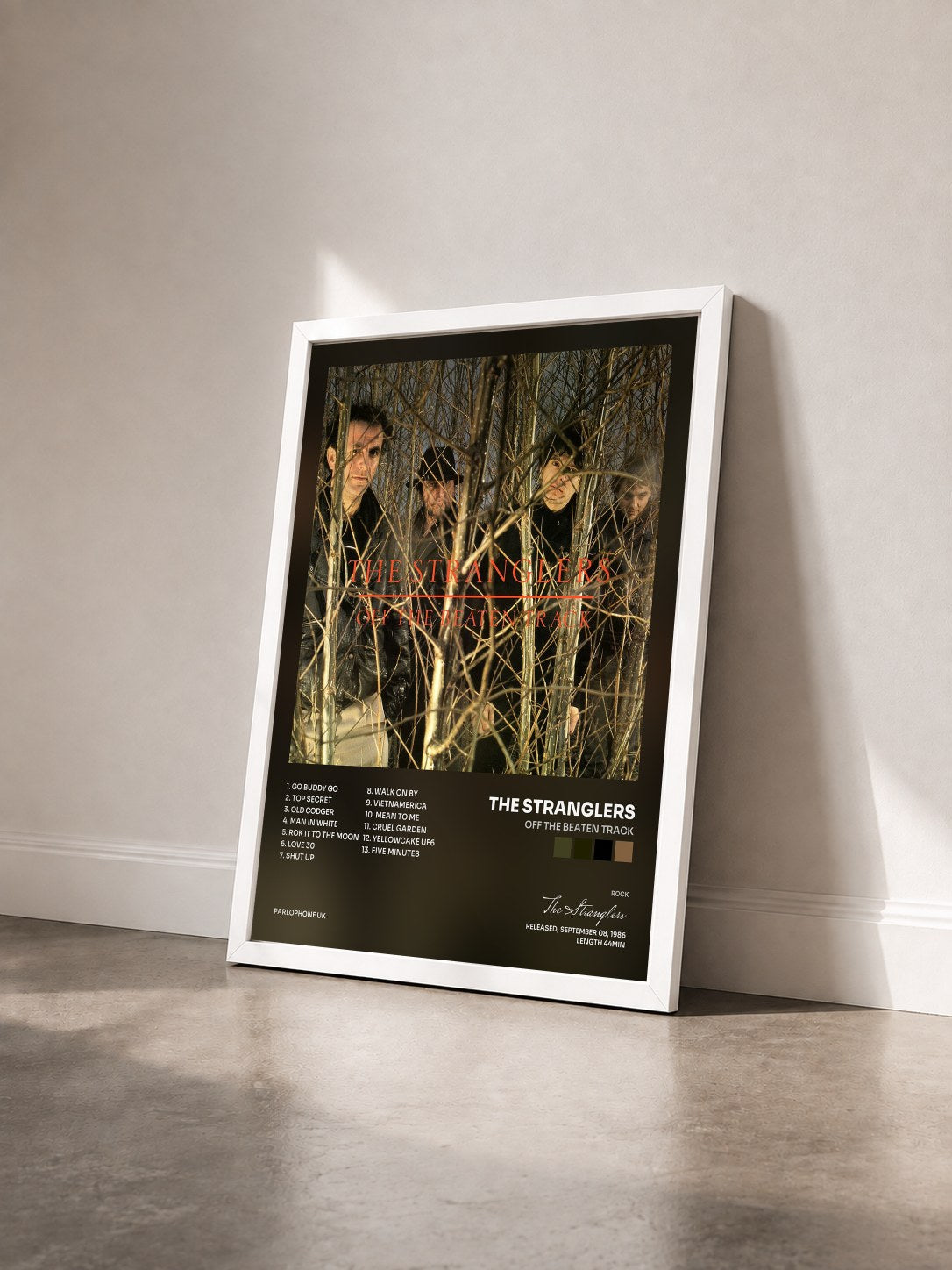 #blanc Tableau de l'album Off the Beaten Track de The Stranglers vu de trois quarts, cadre blanc