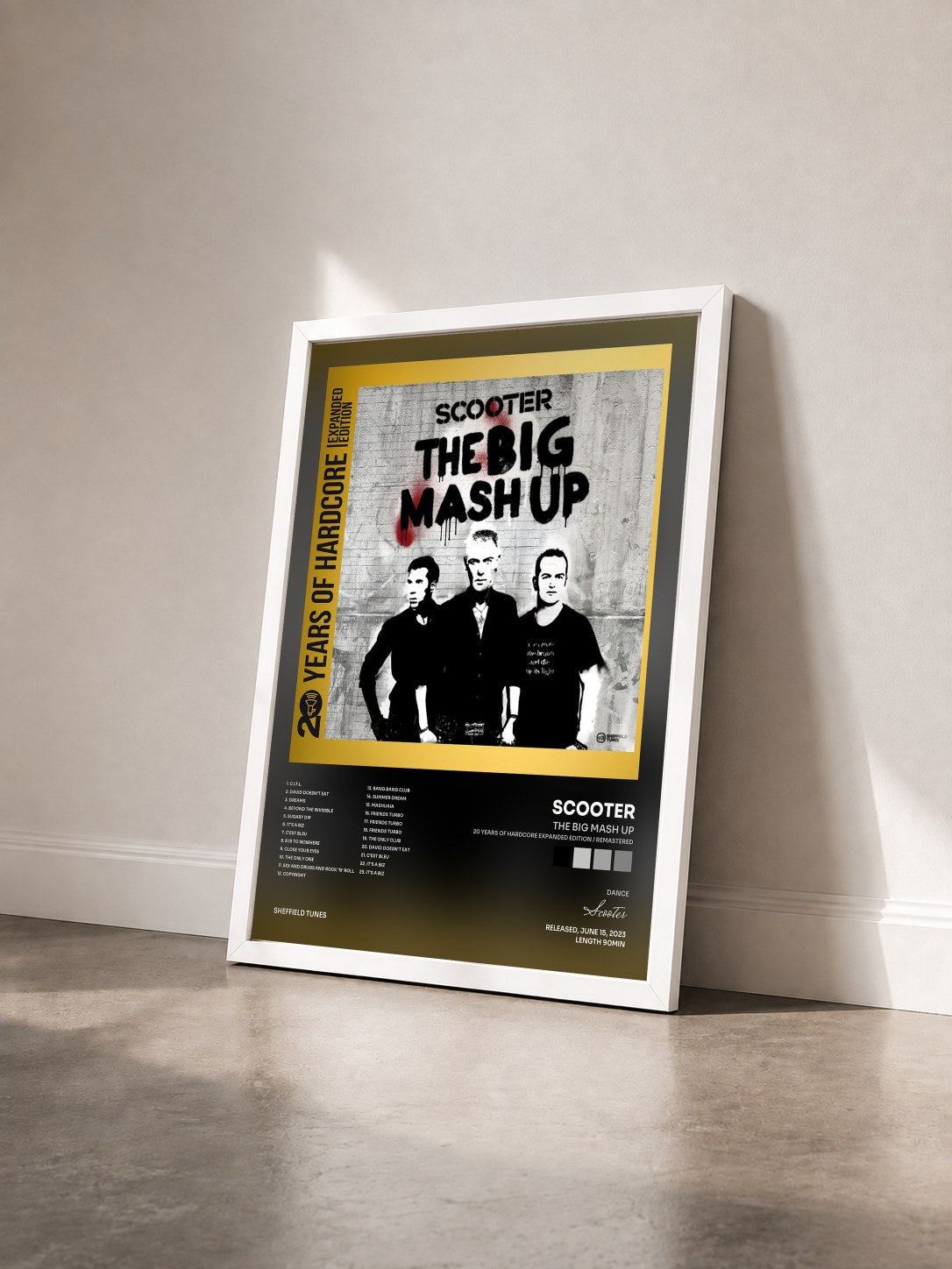 #blanc Tableau de l'album The Big Mash Up (20 Years Of Hardcore Expanded Edition / Remastered) de Scooter vu de trois quarts, cadre blanc