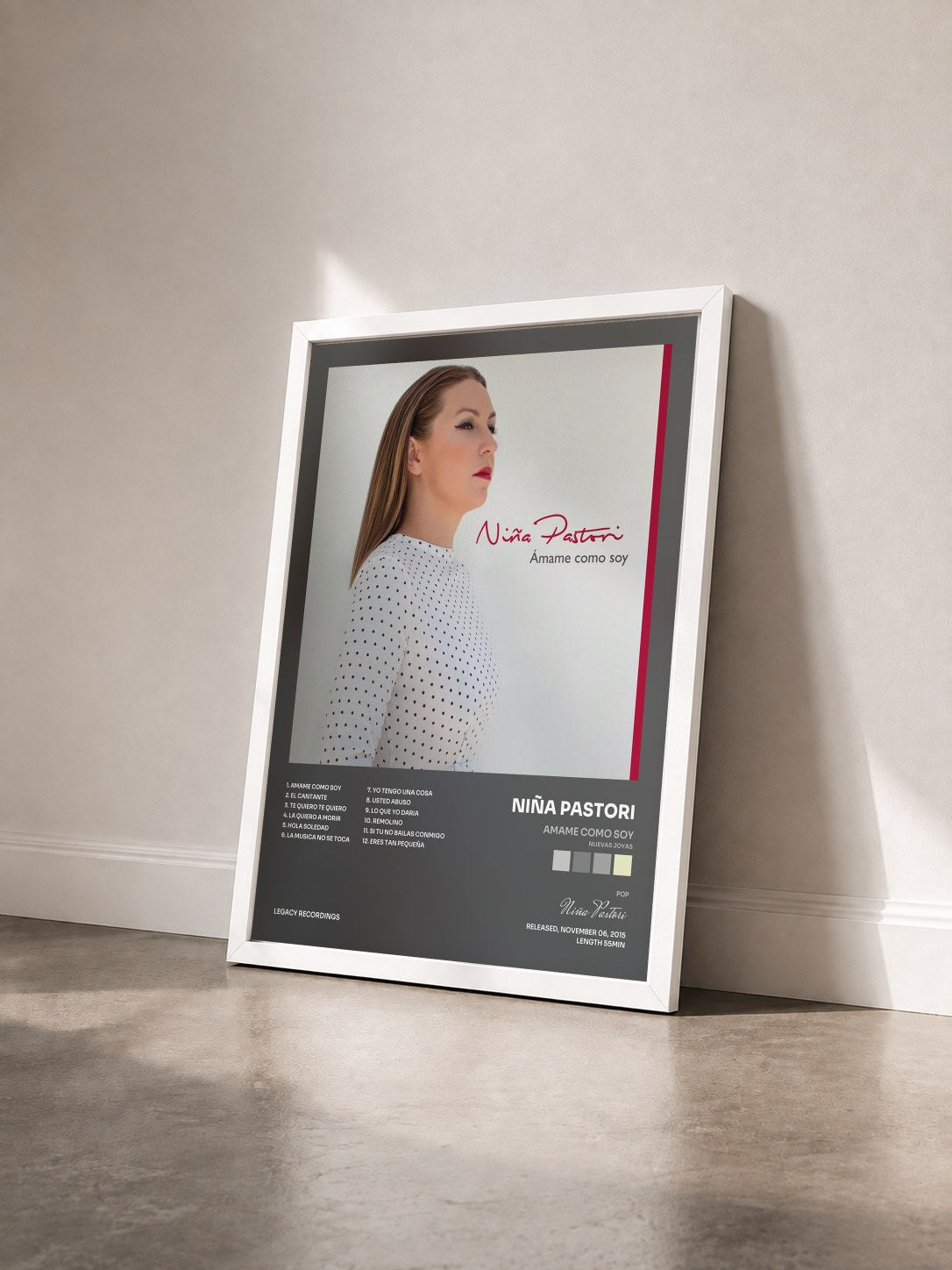 #blanc Tableau de l'album Amame Como Soy (Nuevas Joyas) de Niña Pastori vu de trois quarts, cadre blanc