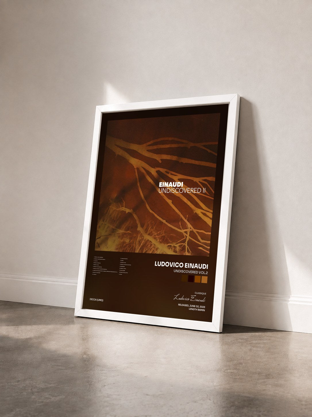 #blanc Tableau de l'album Undiscovered Vol.2 de Ludovico Einaudi vu de trois quarts, cadre blanc