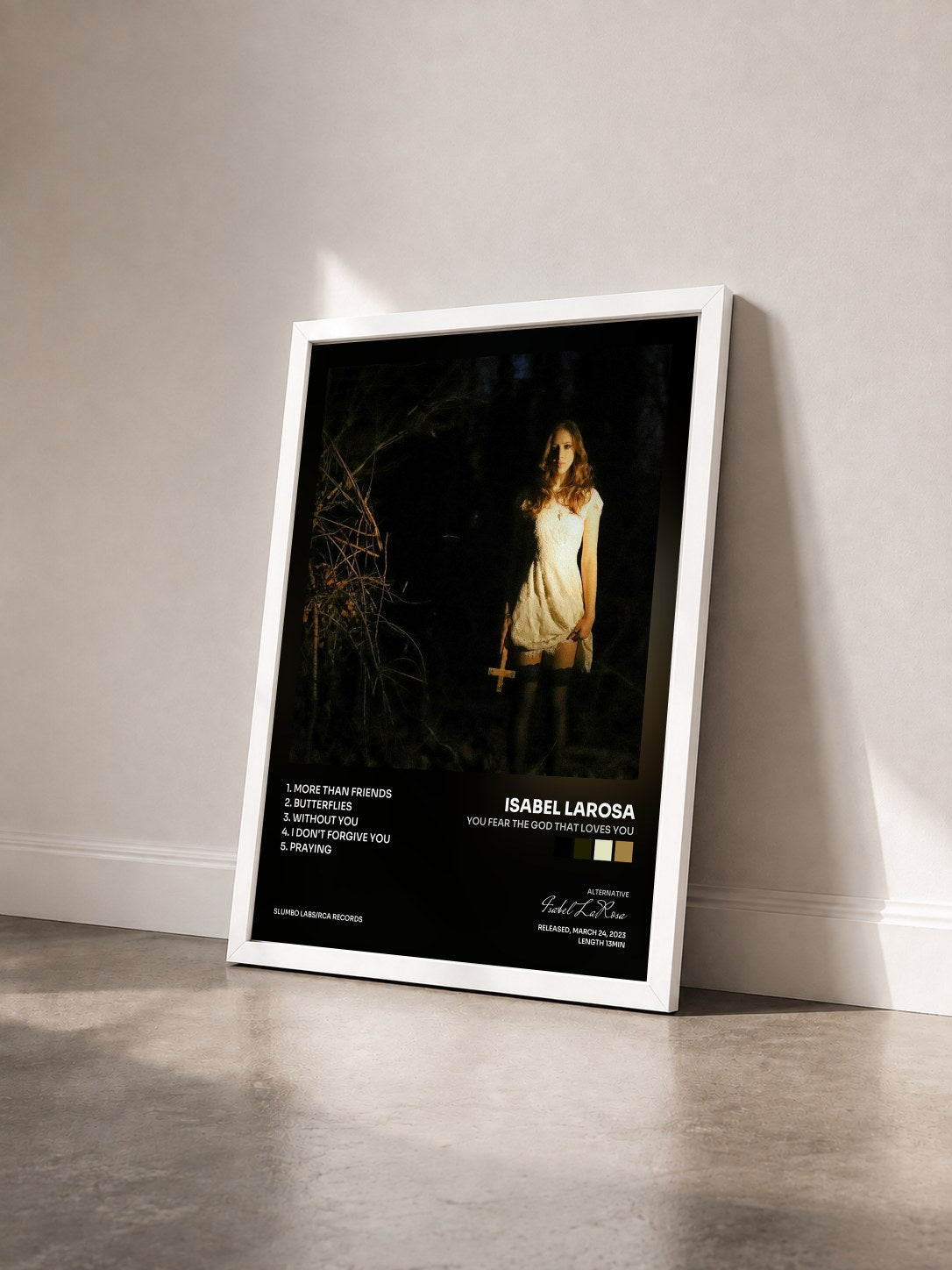 #blanc Tableau de l'album YOU FEAR THE GOD THAT LOVES YOU de Isabel LaRosa vu de trois quarts, cadre blanc
