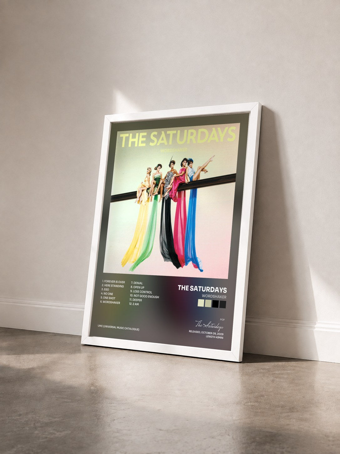 #blanc Tableau de l'album Wordshaker de The Saturdays vu de trois quarts, cadre blanc