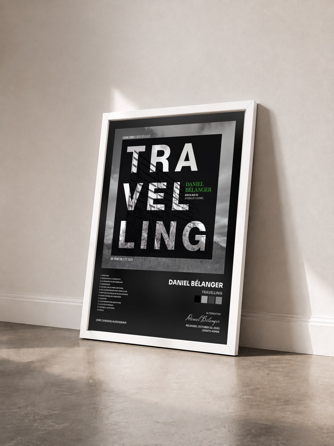 #blanc Tableau de l'album Travelling de Daniel Bélanger vu de trois quarts, cadre blanc