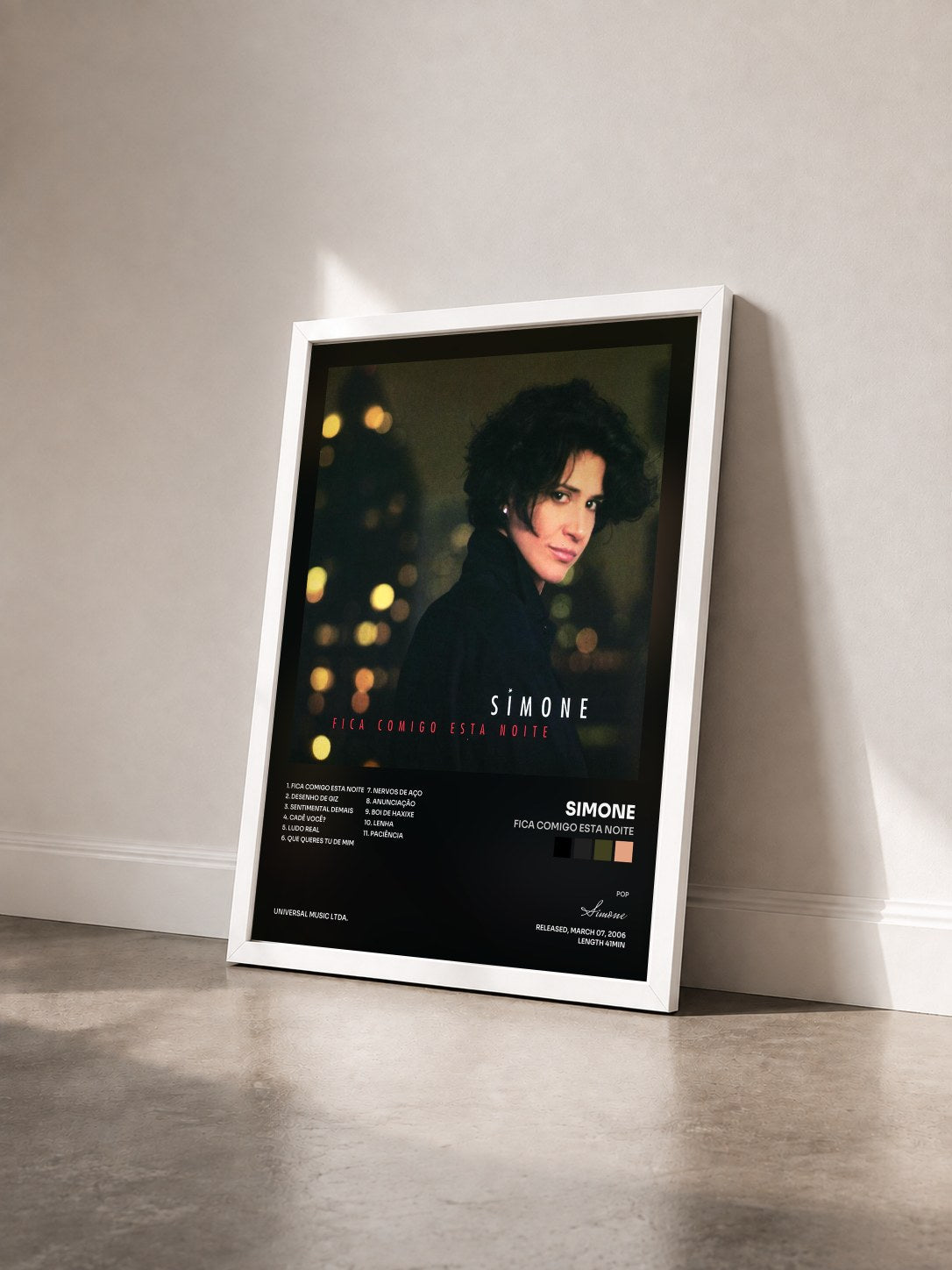 #blanc Tableau de l'album Fica Comigo Esta Noite de Simone vu de trois quarts, cadre blanc