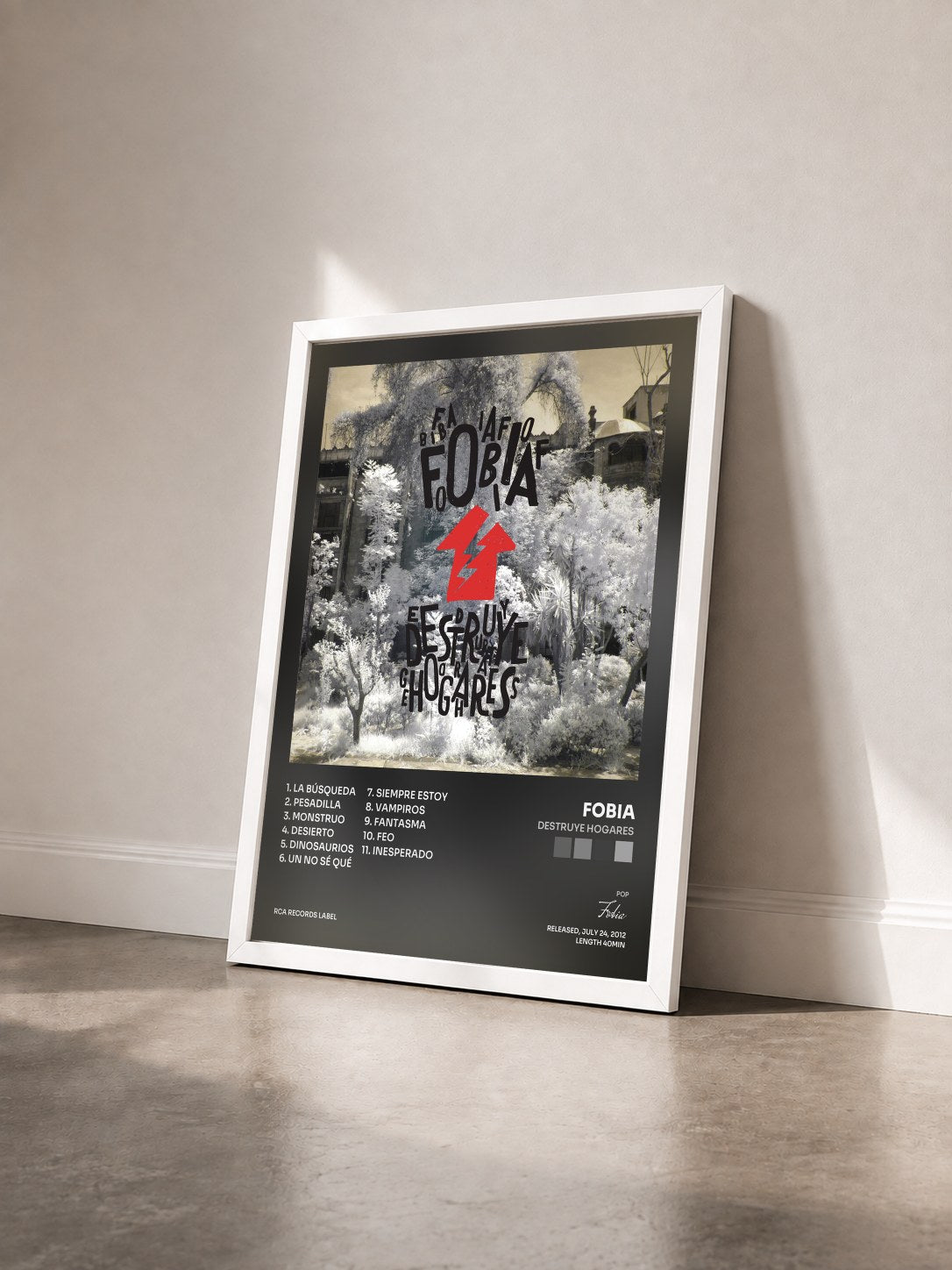 #blanc Tableau de l'album Destruye Hogares de Fobia vu de trois quarts, cadre blanc