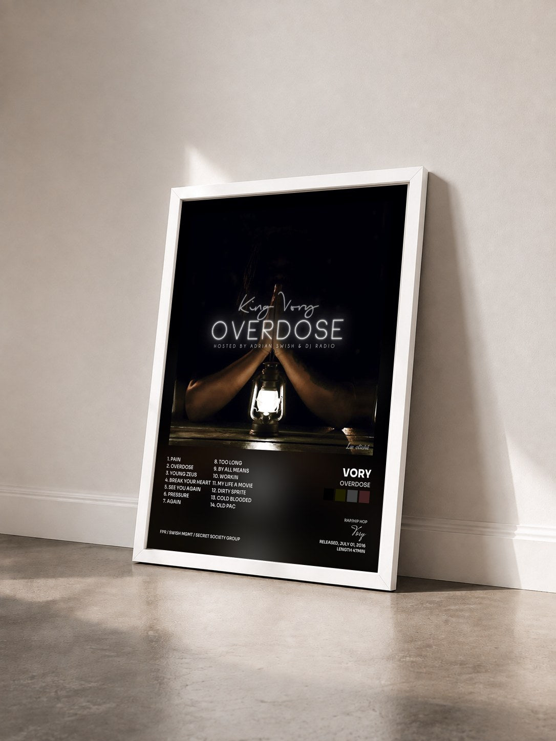 #blanc Tableau de l'album Overdose de Vory vu de trois quarts, cadre blanc