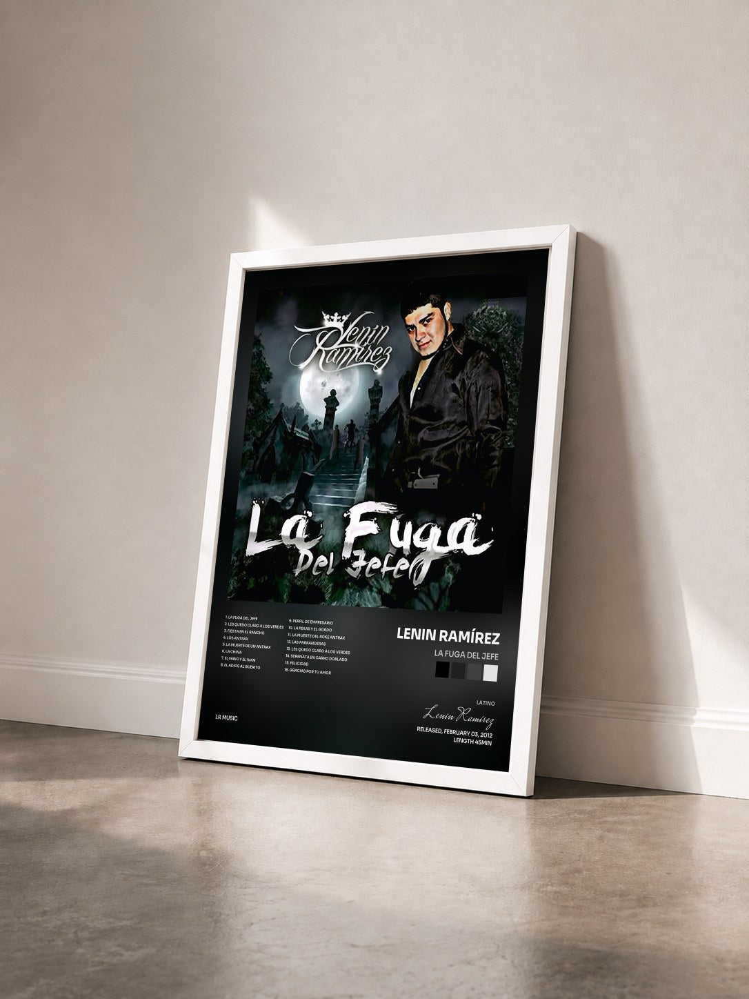 #blanc Tableau de l'album La Fuga Del Jefe de Lenin Ramírez vu de trois quarts, cadre blanc