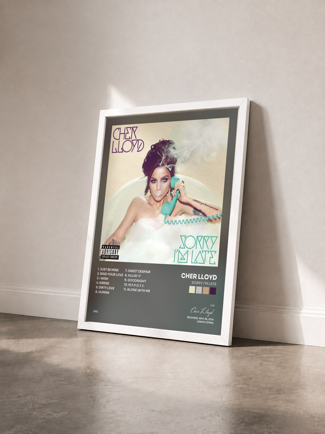 #blanc Tableau de l'album Sorry I'm Late de Cher Lloyd vu de trois quarts, cadre blanc