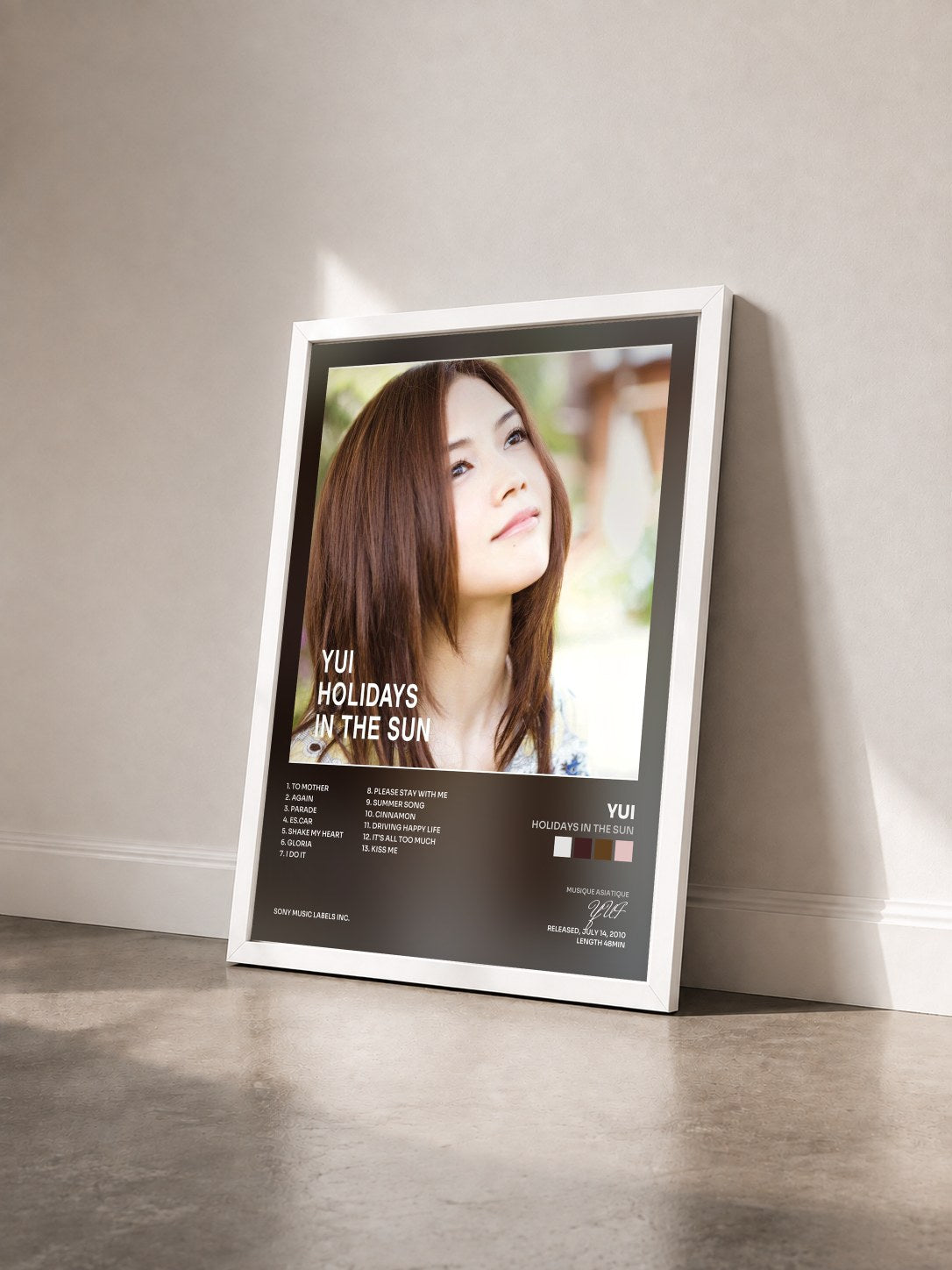 #blanc Tableau de l'album HOLIDAYS IN THE SUN de YUI vu de trois quarts, cadre blanc