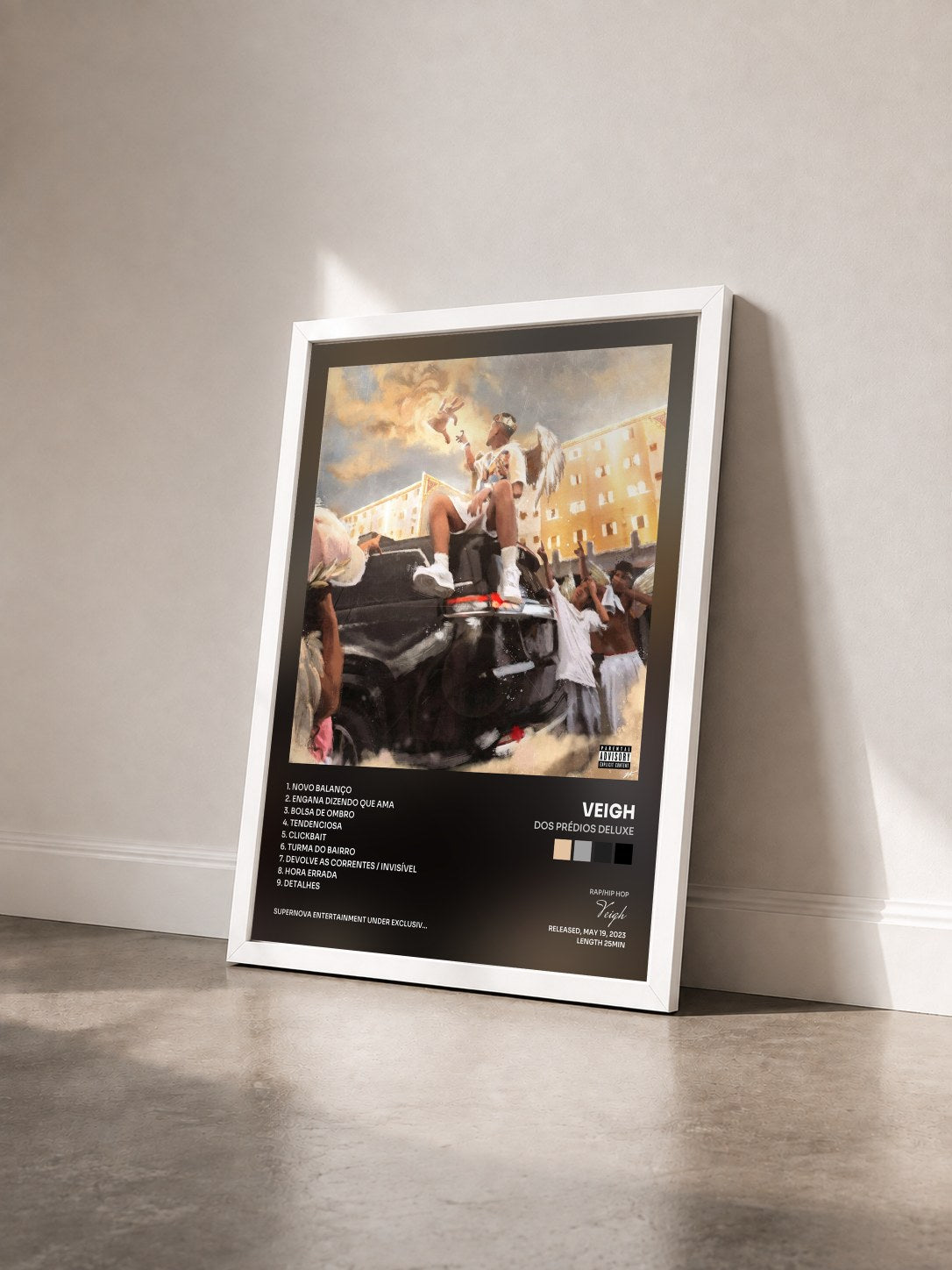 #blanc Tableau de l'album Dos Prédios Deluxe de Veigh vu de trois quarts, cadre blanc