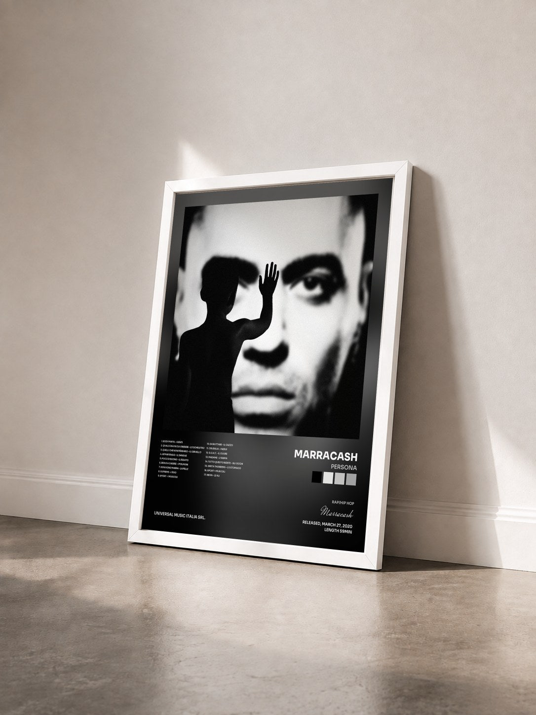 #blanc Tableau de l'album Persona de Marracash vu de trois quarts, cadre blanc