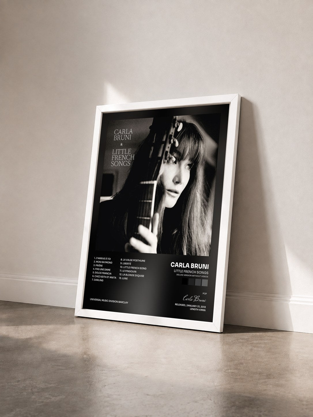 #blanc Tableau de l'album Little French Songs (Deluxe Version Without Videos) de Carla Bruni vu de trois quarts, cadre blanc