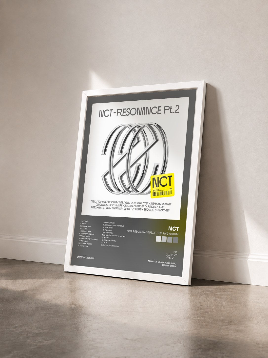#blanc Tableau de l'album NCT RESONANCE Pt. 2 - The 2nd Album de NCT vu de trois quarts, cadre blanc
