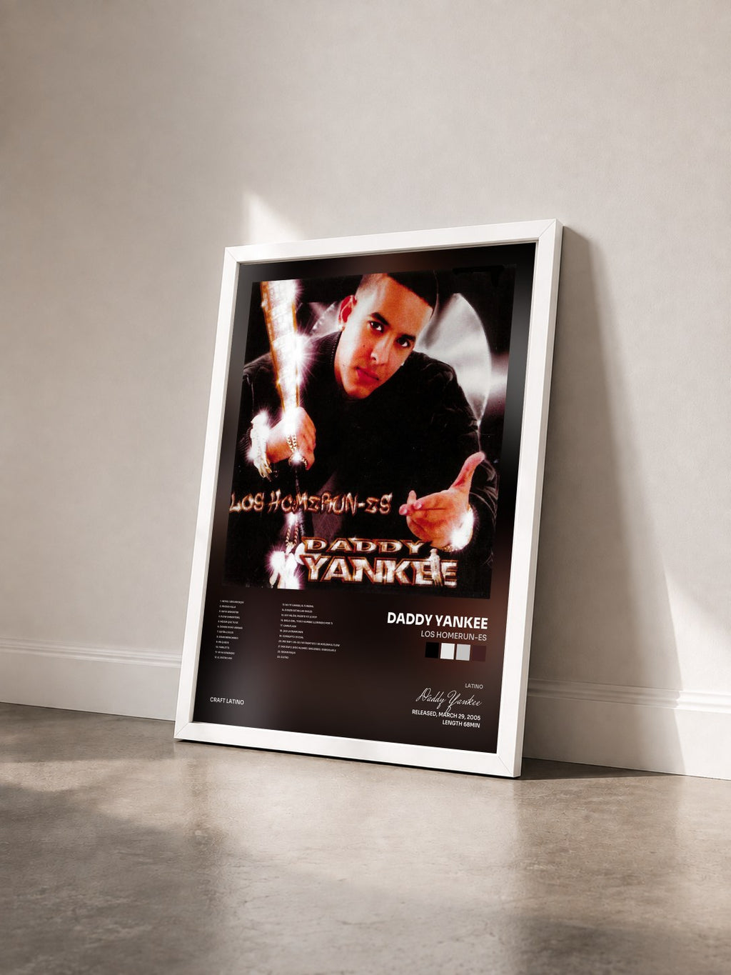 #blanc Tableau de l'album Los Homerun-es de Daddy Yankee vu de trois quarts, cadre blanc