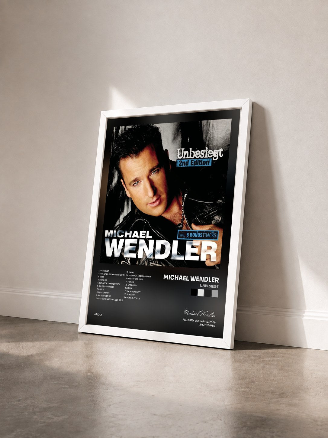 #blanc Tableau de l'album Unbesiegt de Michael Wendler vu de trois quarts, cadre blanc