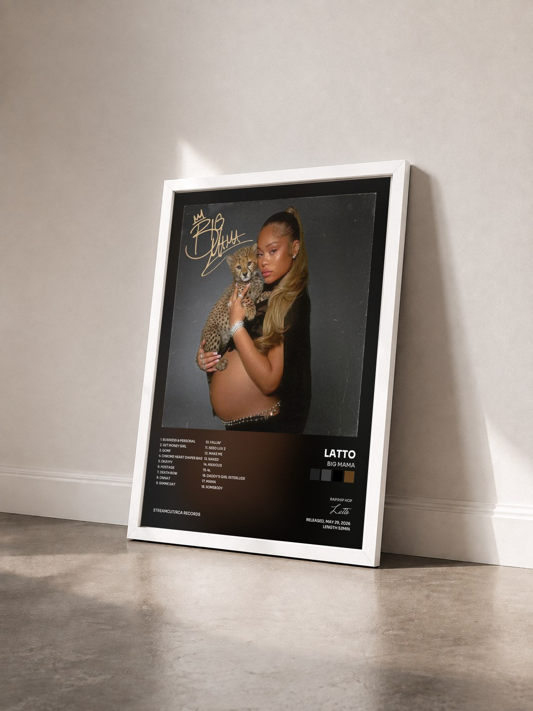 #blanc Tableau de l'album Big Mama de Latto vu de trois quarts, cadre blanc