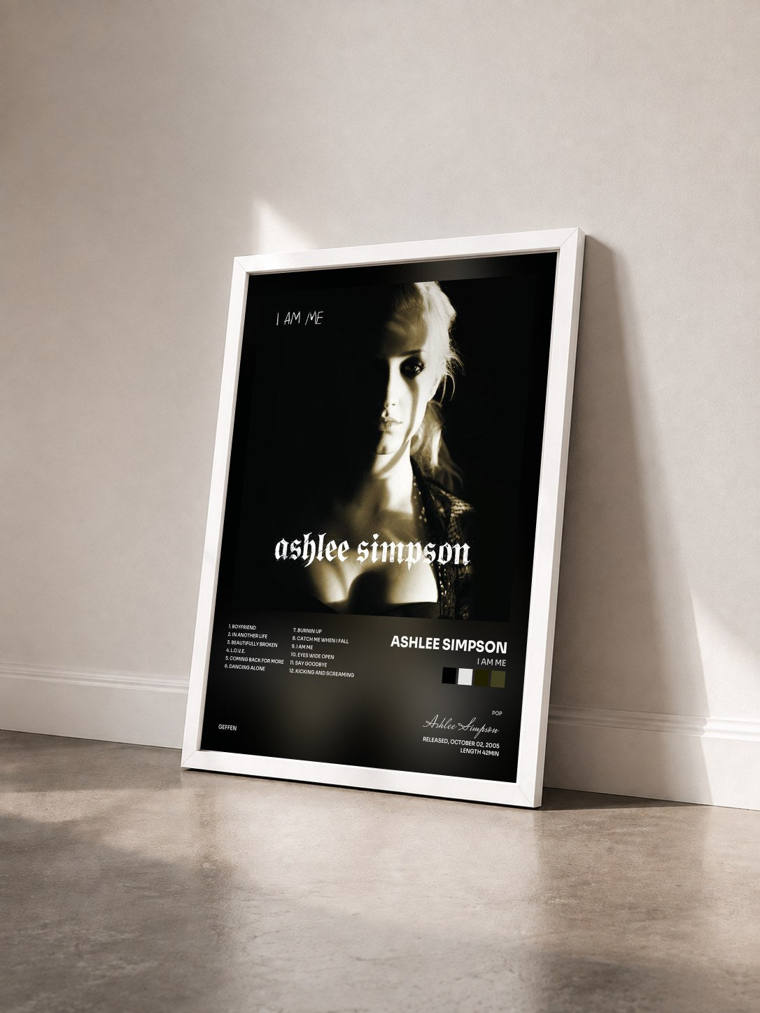 #blanc Tableau de l'album I Am Me de Ashlee Simpson vu de trois quarts, cadre blanc