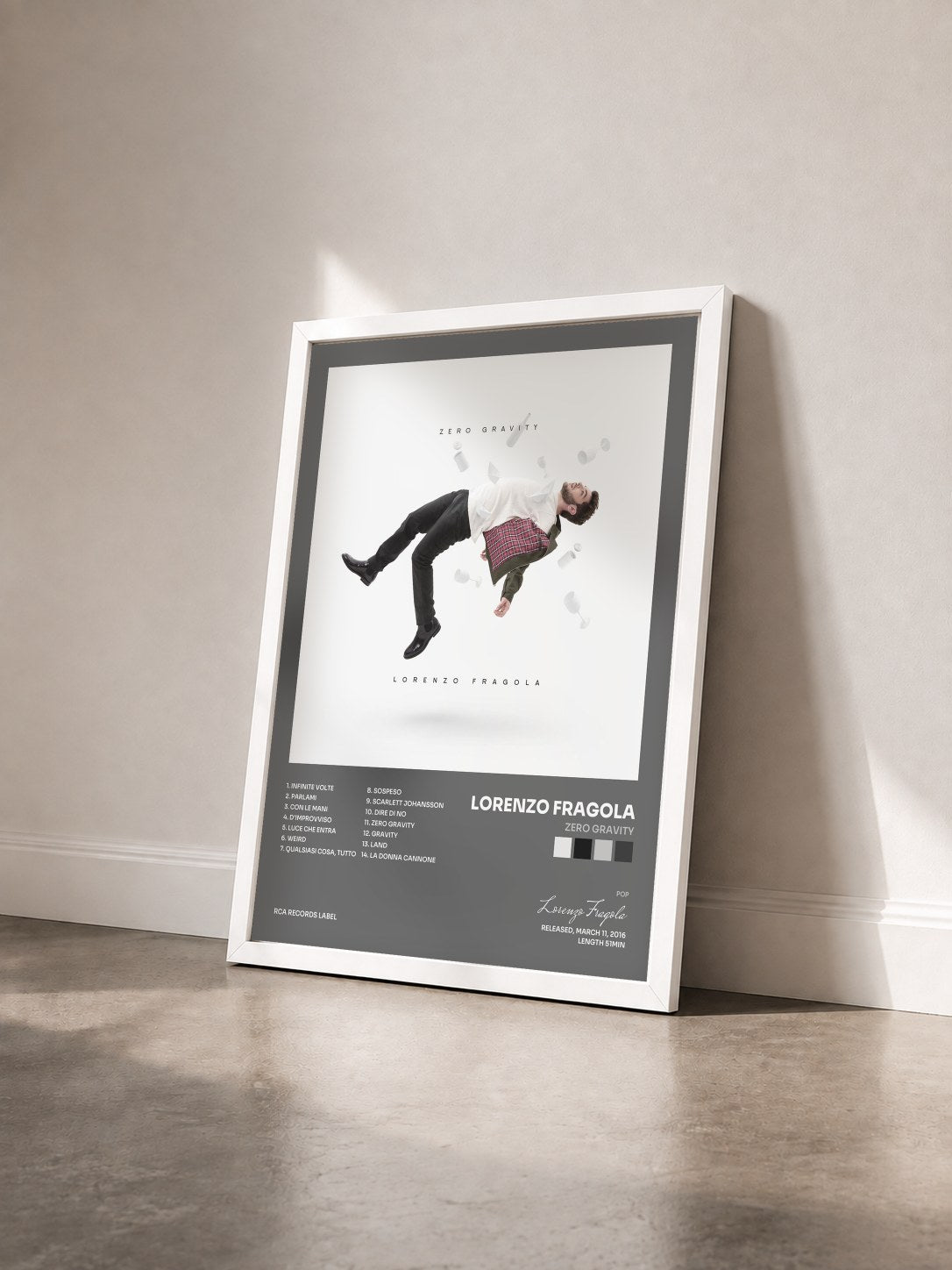 #blanc Tableau de l'album Zero Gravity de Lorenzo Fragola vu de trois quarts, cadre blanc