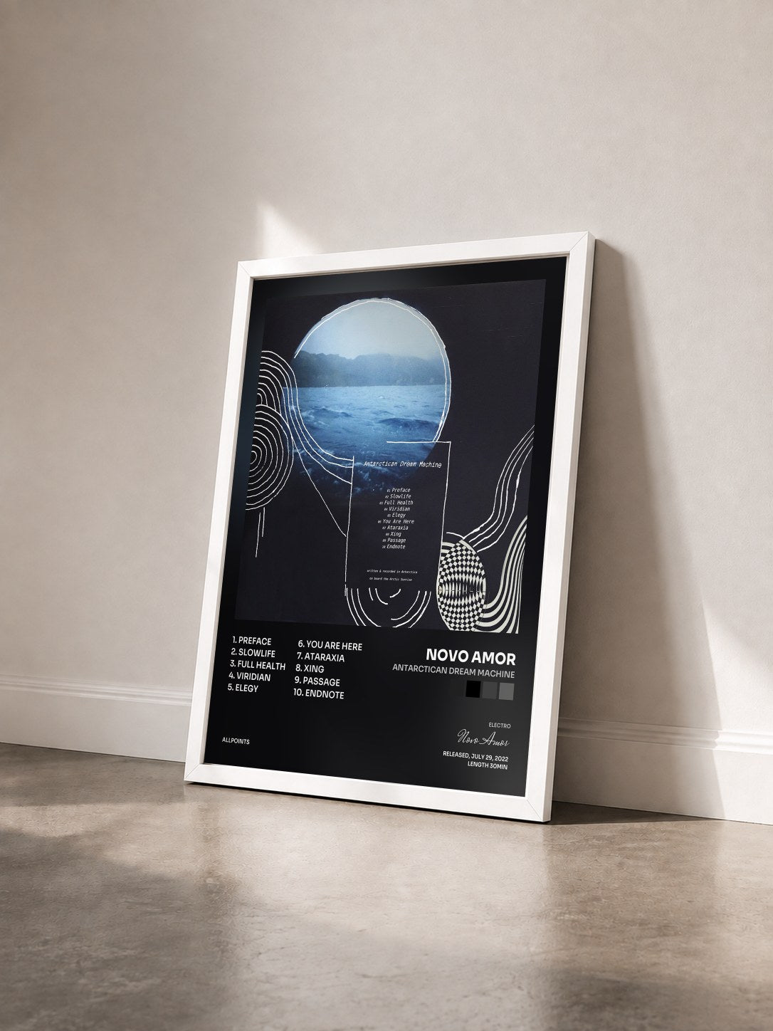 #blanc Tableau de l'album Antarctican Dream Machine de Novo Amor vu de trois quarts, cadre blanc